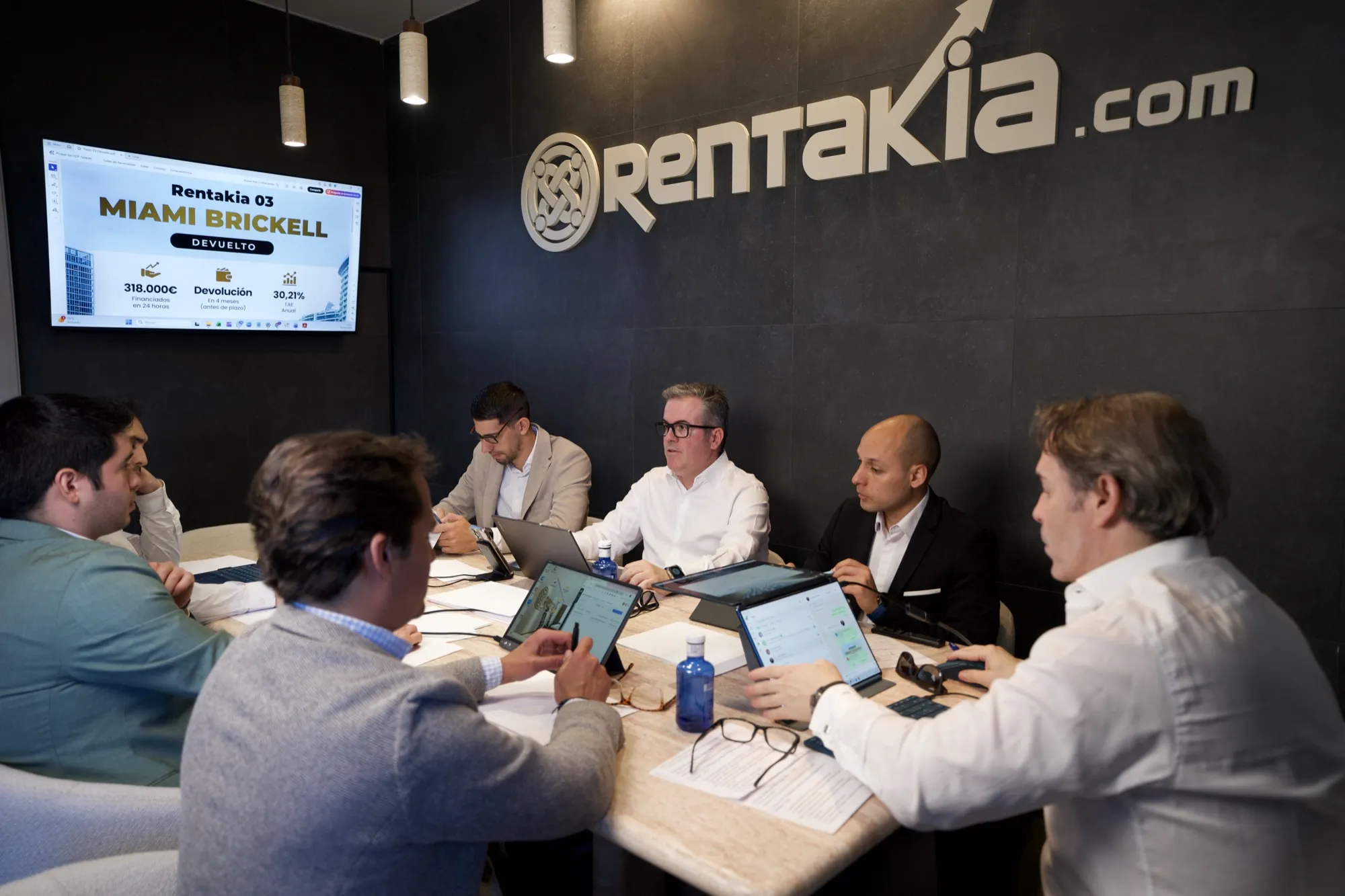 El equipo de Rentakia en una reunión de trabajo
