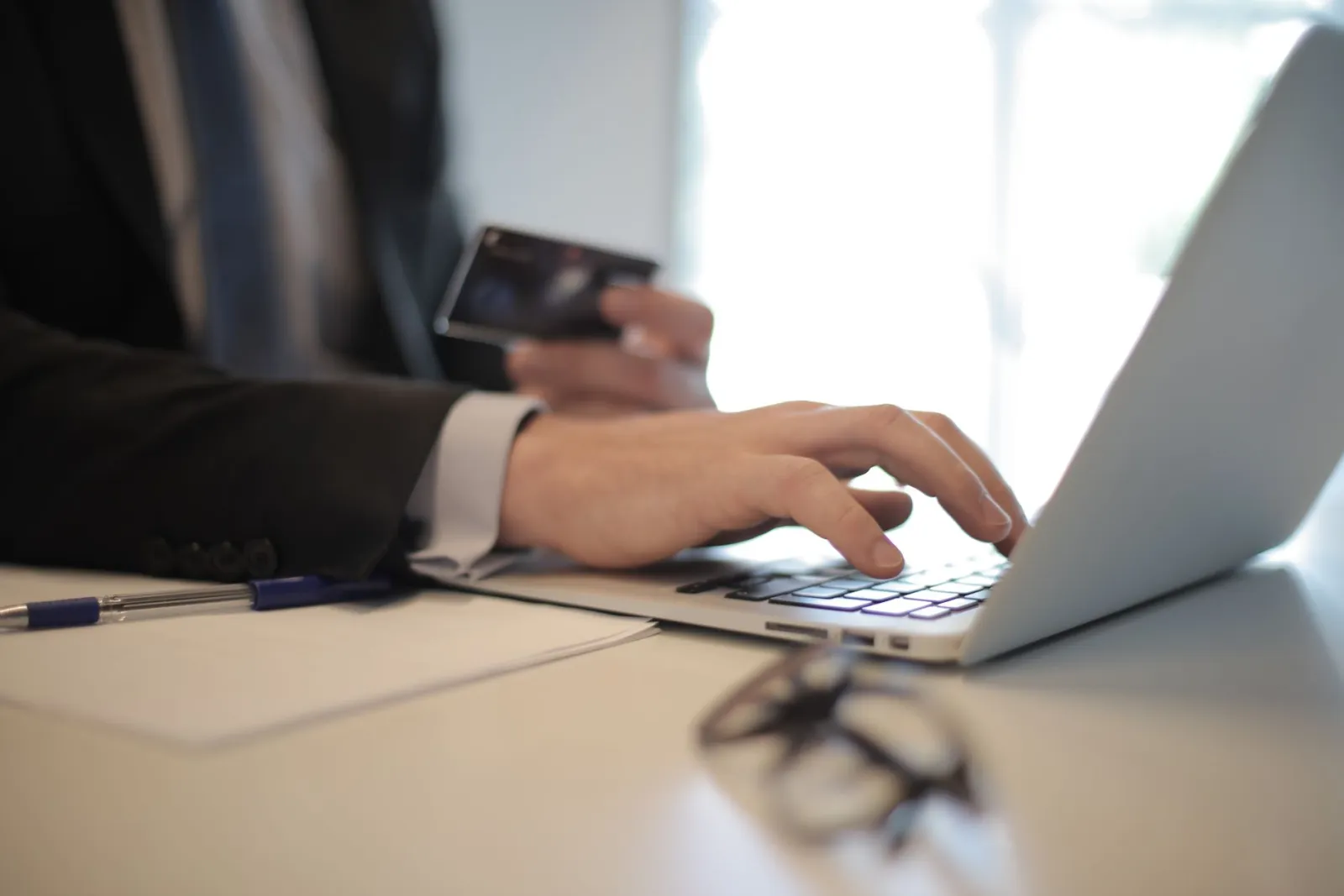 Profesional operando online con tarjeta y portátil
