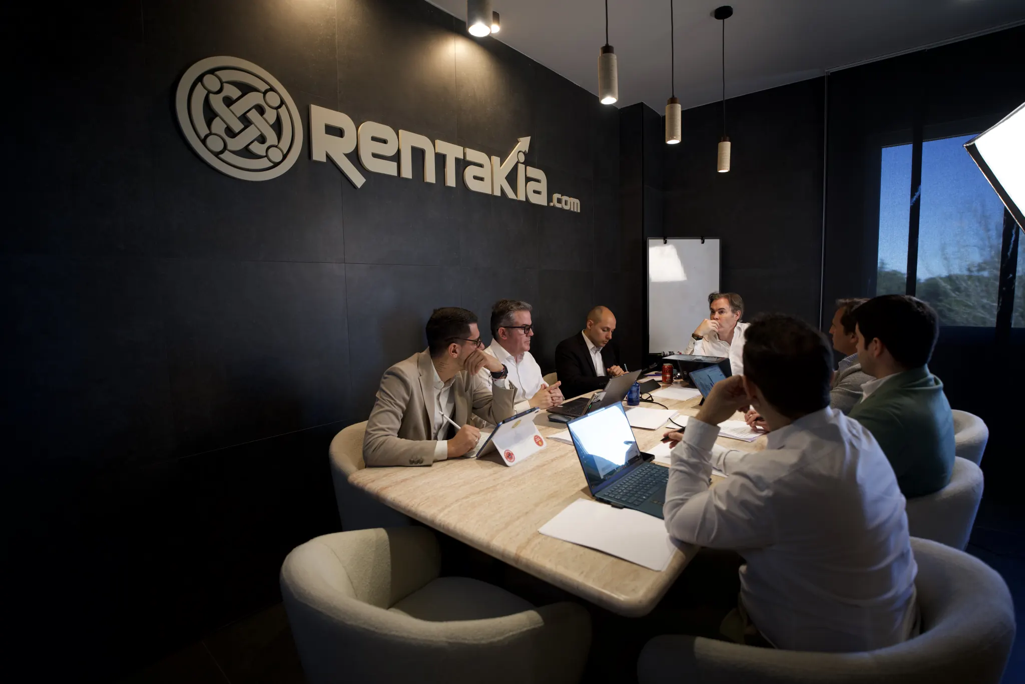 El equipo de Rentakia en una reunión de trabajo